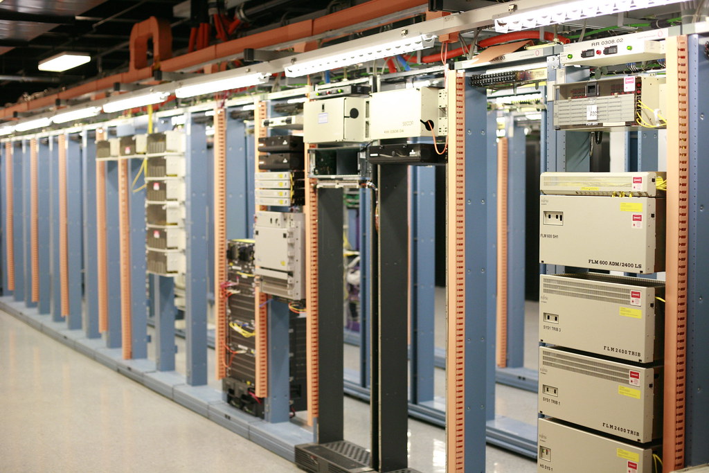 Sala server con rack di rete illuminati, che rappresenta l'infrastruttura protetta da un firewall next-gen